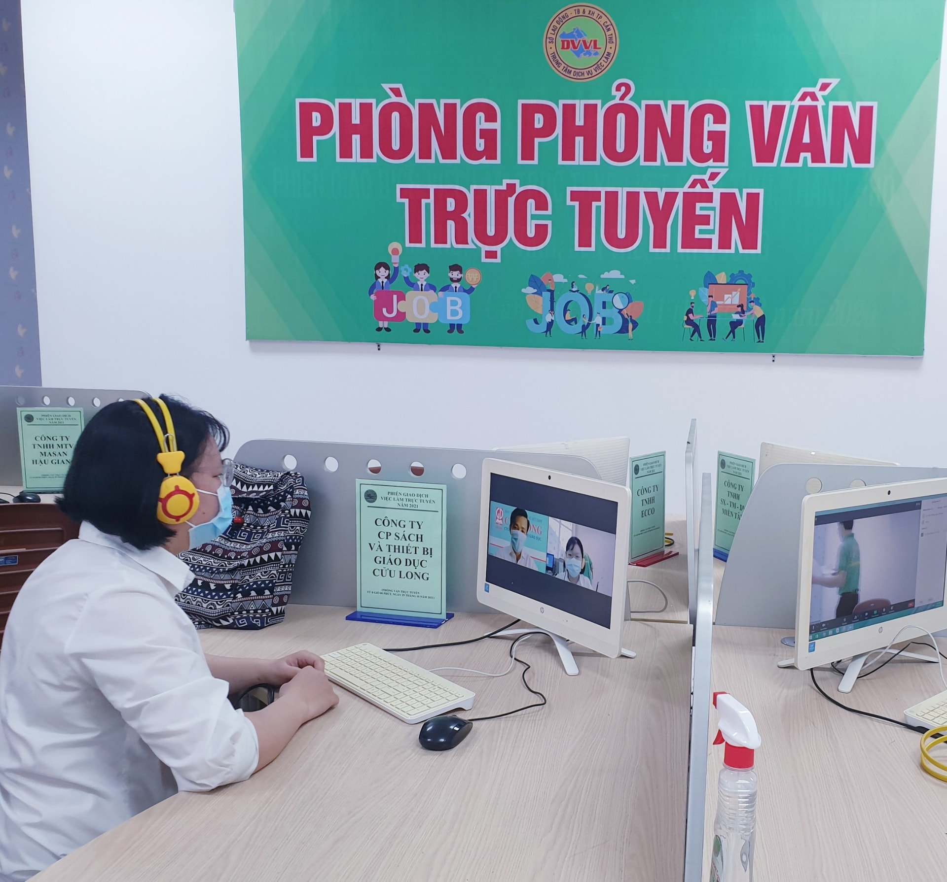 Người ứng tuyển đang trả lời phỏng vấn bằng hình thức trực tuyến.