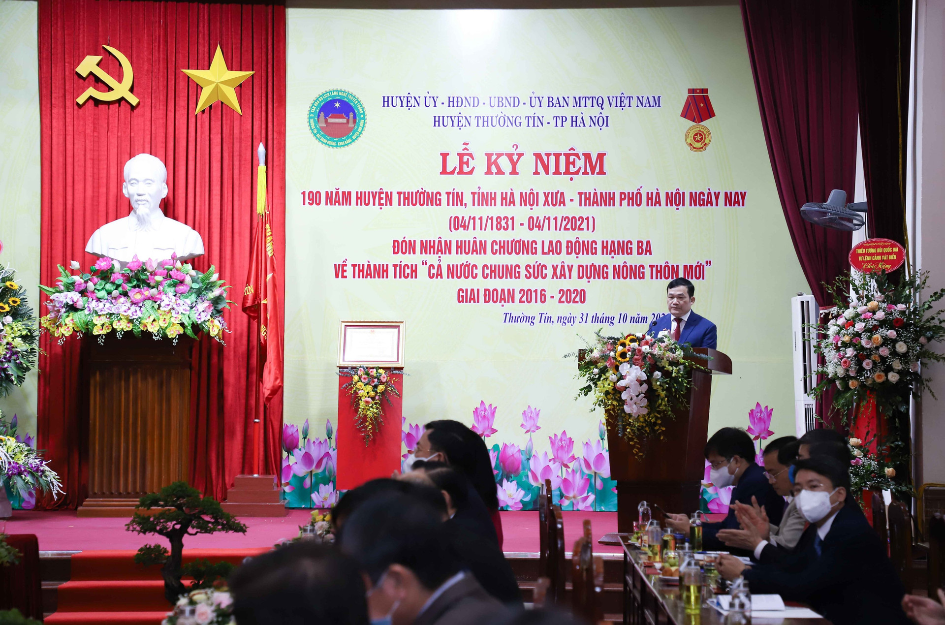 Đồng chí Nguyễn Tiến Minh – Thành ủy viên, Bí thư Huyện ủy phát động phong trào thi đua yêu nước.