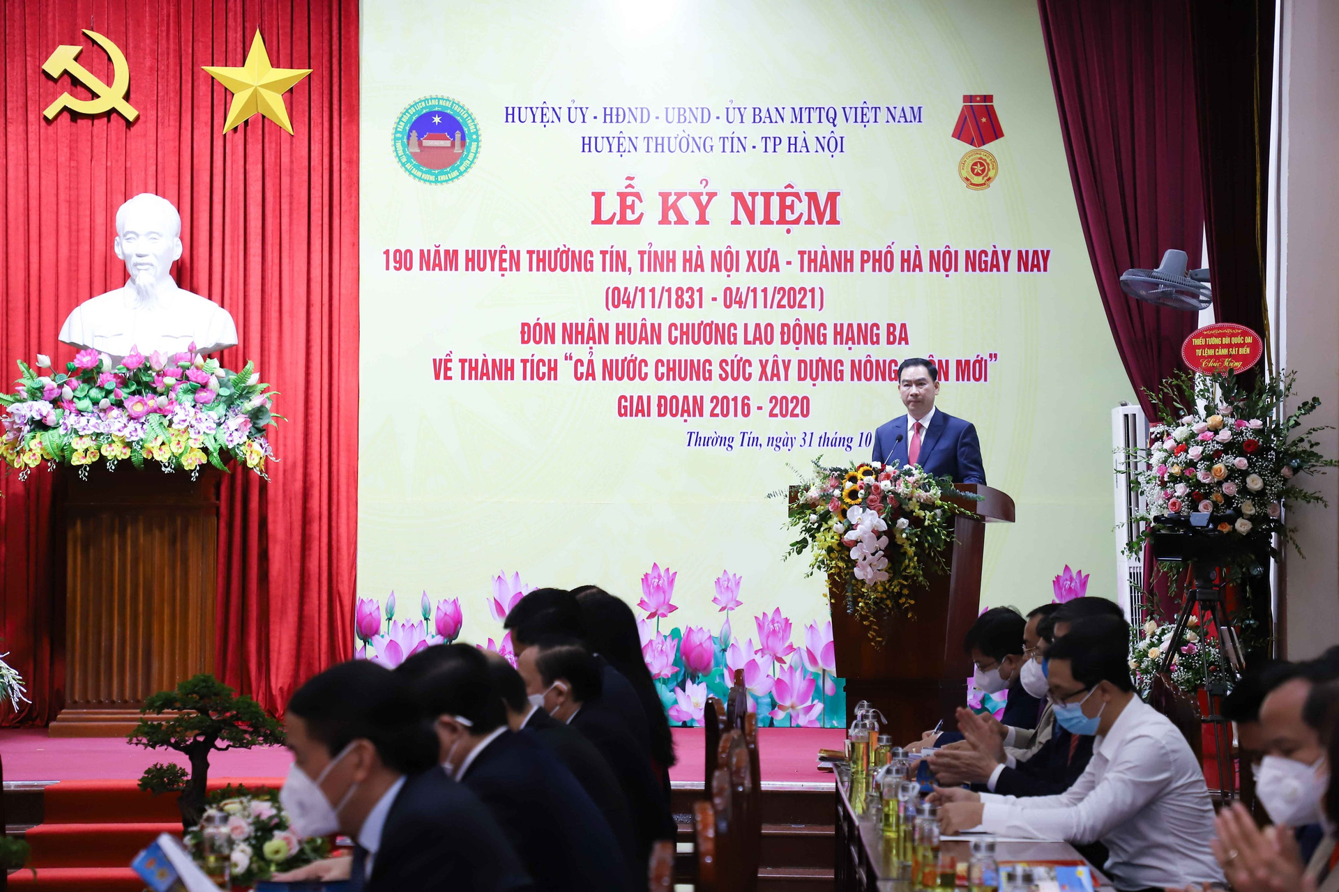 Đồng chí Tạ Hữu Thọ - Phó Bí thư thường trực Huyện ủy, Chủ tịch HĐND huyện đọc diễn văn kỷ niệm.