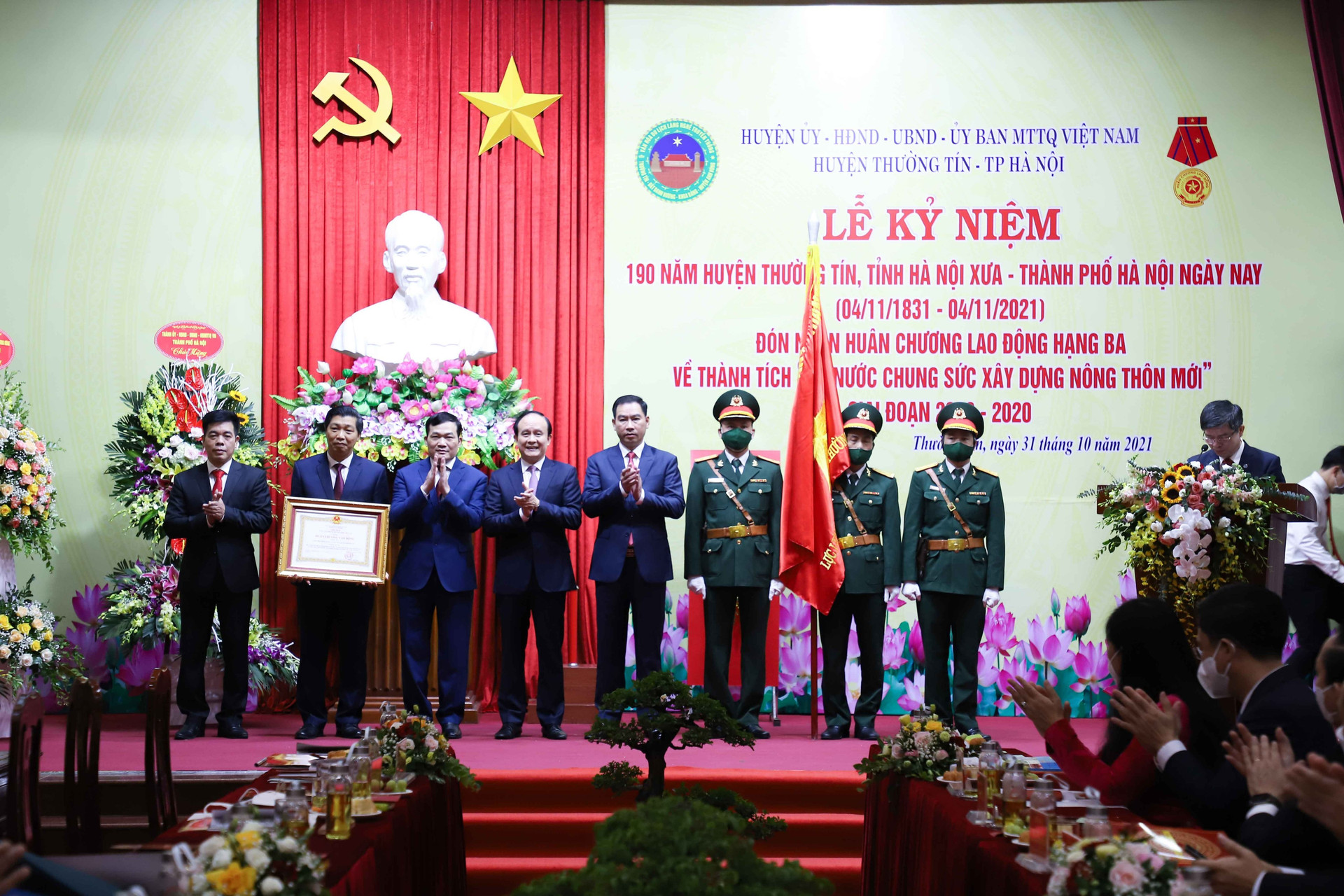 Huyện Thường Tín đón nhận Huân chương lao động hạng Ba.