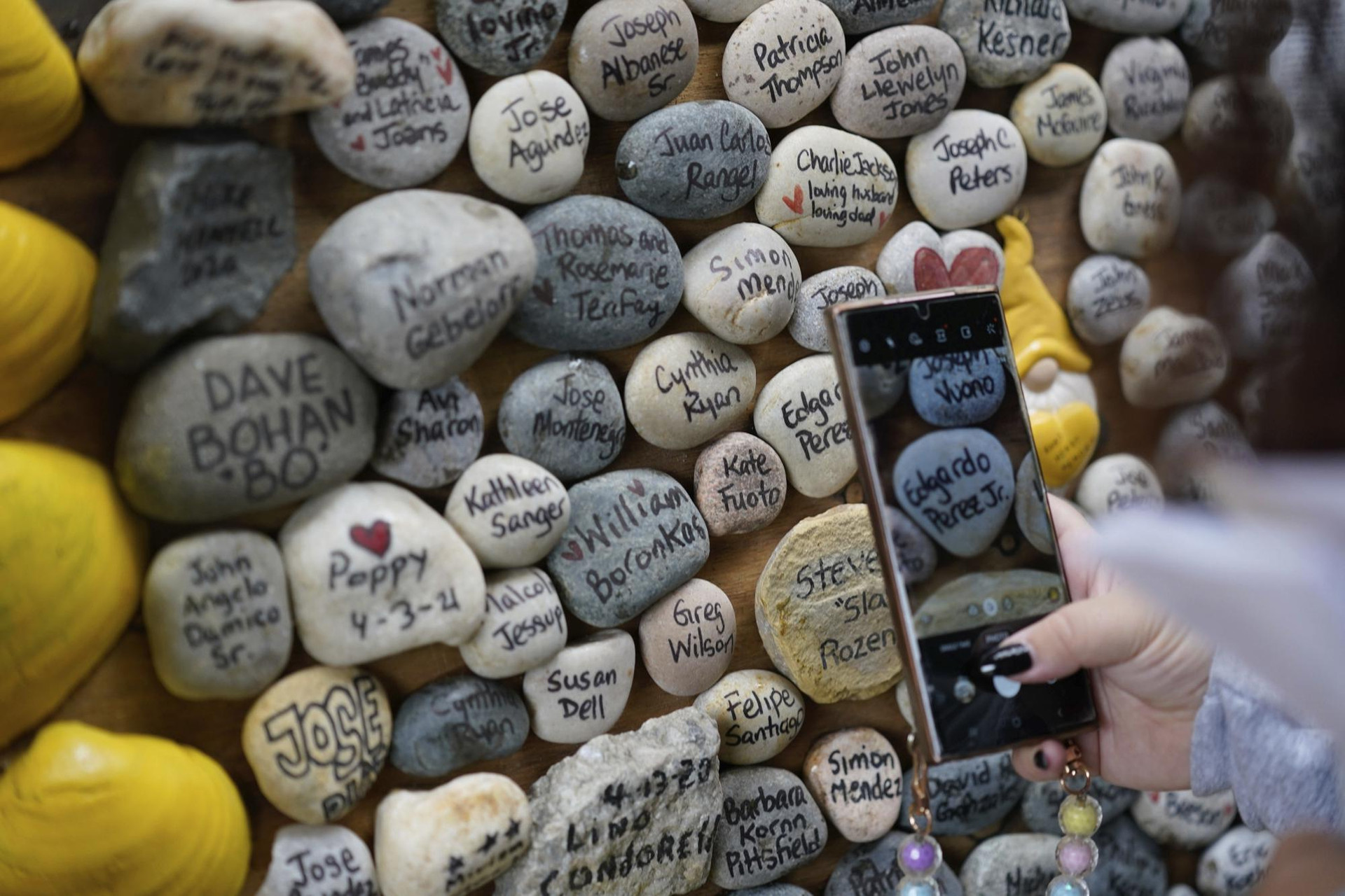 Tên của những nạn nhân được viết tỉ mỉ trên từng viên đá nhỏ