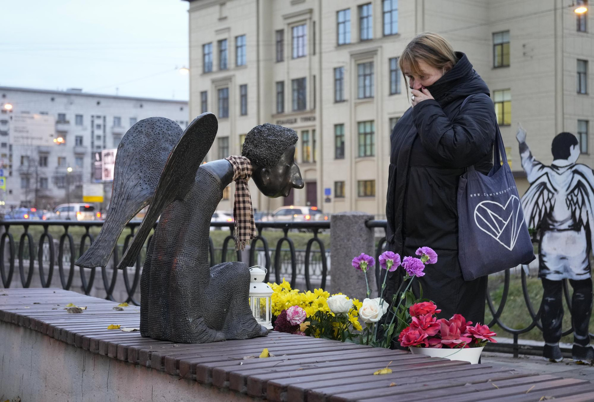 'Sad Angel', đài tưởng niệm cho các nhân viên y tế của St.Petersburg đã thiệt mạng do đại dịch Covid-19 ở St.Petersburg, Nga. Ảnh: AP.