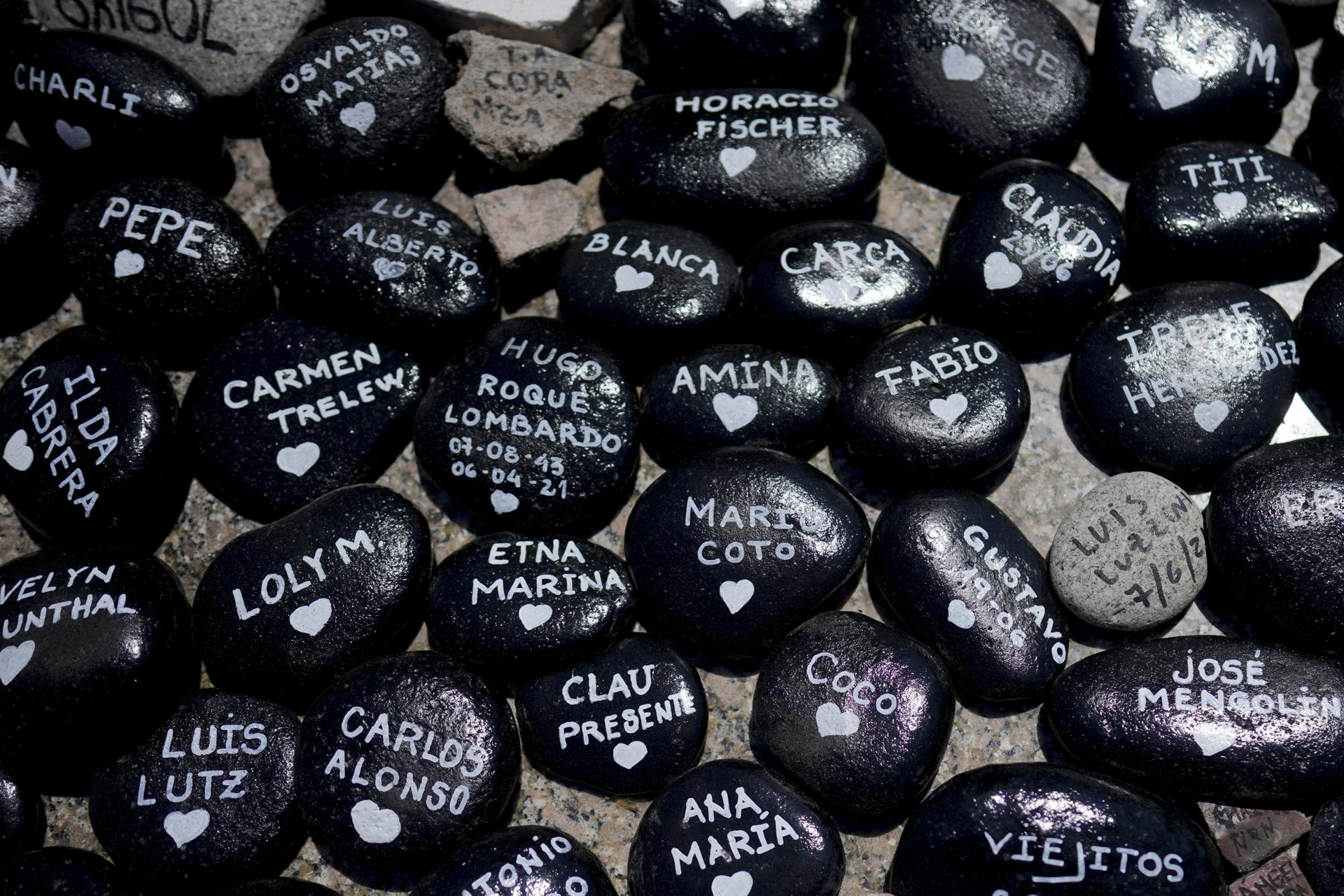 Những tảng đá có tên các nạn nhân của đại dịch Covid-19 phủ kín mặt đất tại một tượng đài bên ngoài tòa nhà chính phủ ở Buenos Aires, Argentina. Ảnh: AP.