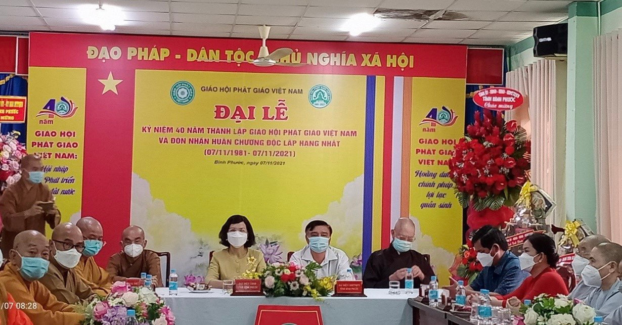 Bà Trần Tuyết Minh, Ủy Viên Ban Thường vụ Tỉnh ủy, Phó  chủ tịch UBND tỉnh  Bình Phước dự lễ kỷ niệm 40 năm ngày thành lập giáo hội phật giáo Việt Nam.