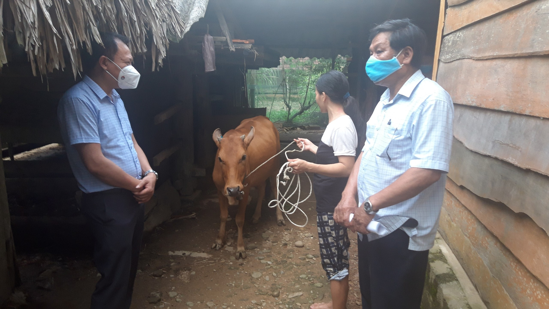 Phó Chủ tịch Ủy ban MTTQ tỉnh Hà Tĩnh Thái Ngọc Hải (ngoài cùng bên trái) kiểm tra mô hình sinh kế của người nghèo ở xã Hòa Hải, huyện Hương Khê.