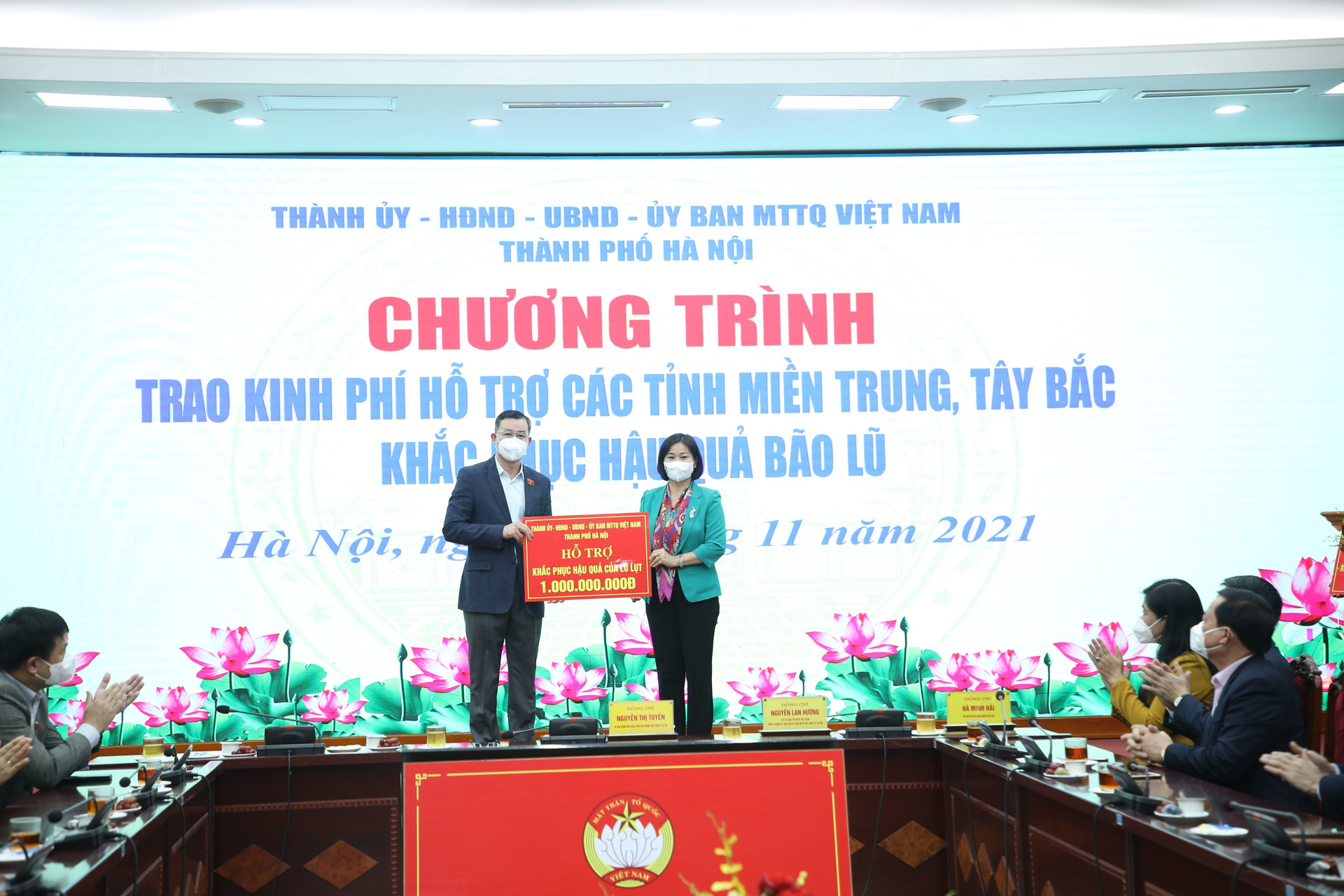 Phó Bí thư Thường trực Thành ủy Nguyễn Thị Tuyến trao tặng hỗ trợ cho tỉnh Hòa Bình.