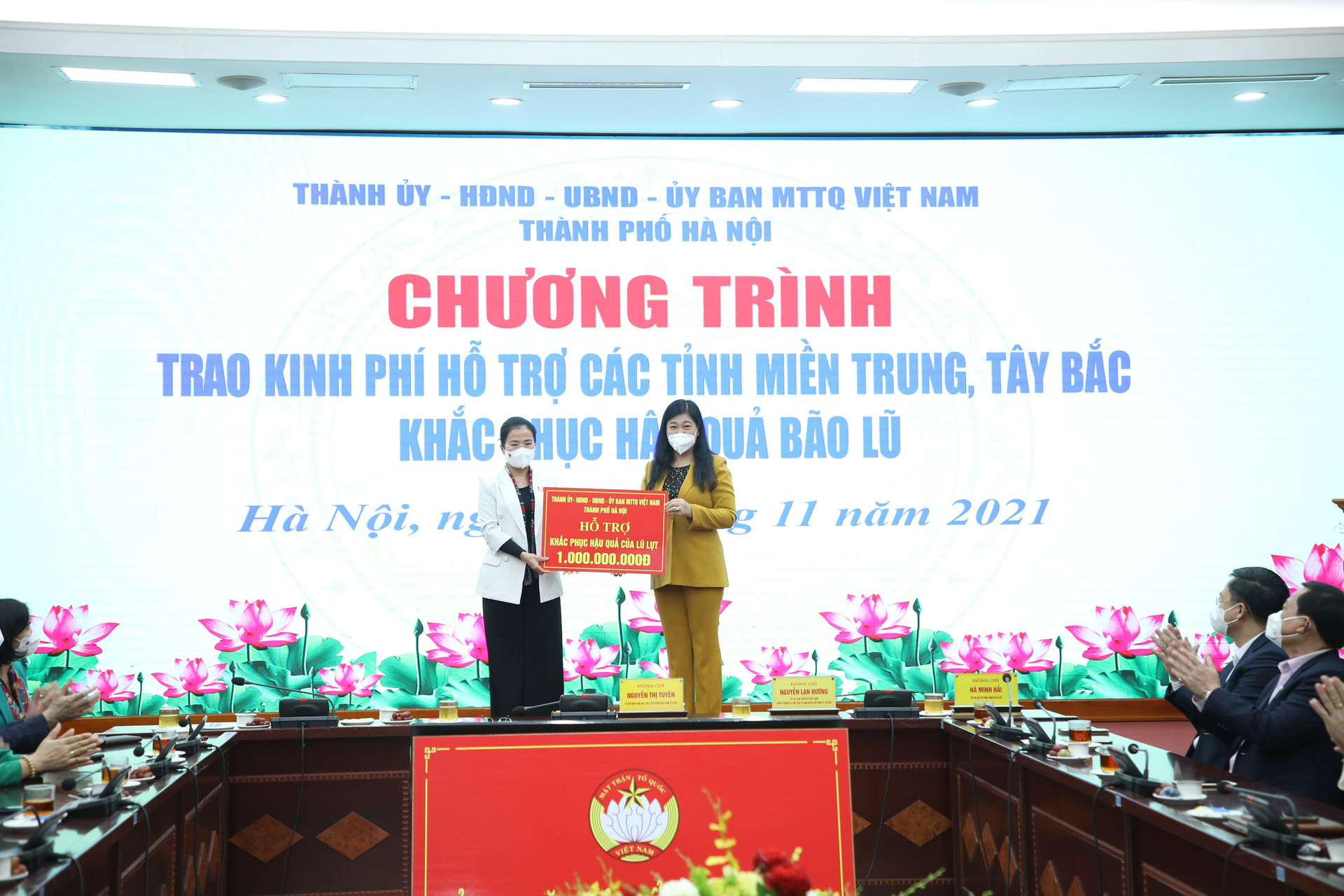 Chủ tịch Ủy ban MTTQ thành phố Hà Nội trao hỗ trợ cho tỉnh Nghệ An.
