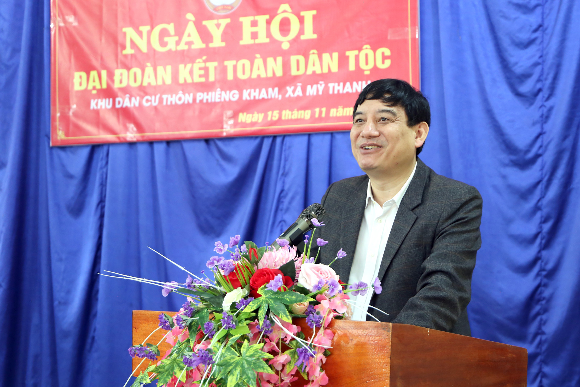 Ông NGuyễn Đắc Vinh phát biểu với bà con trong ngày hội.