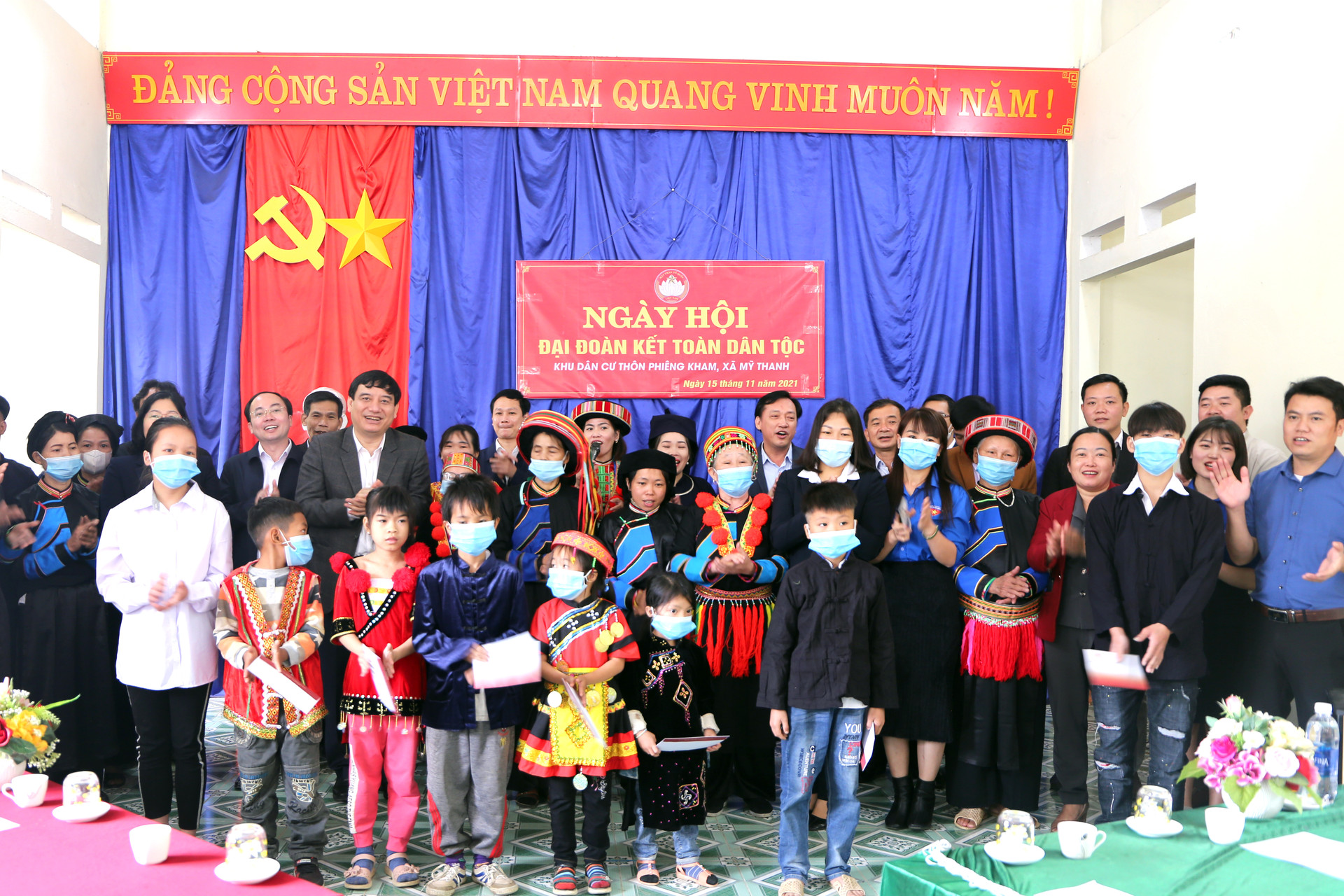 Ông Nguyễn Đắc Vinh tặng quà cho bà con nhân dân trong thôn và các cháu có hoàn cảnh khó khăn. 