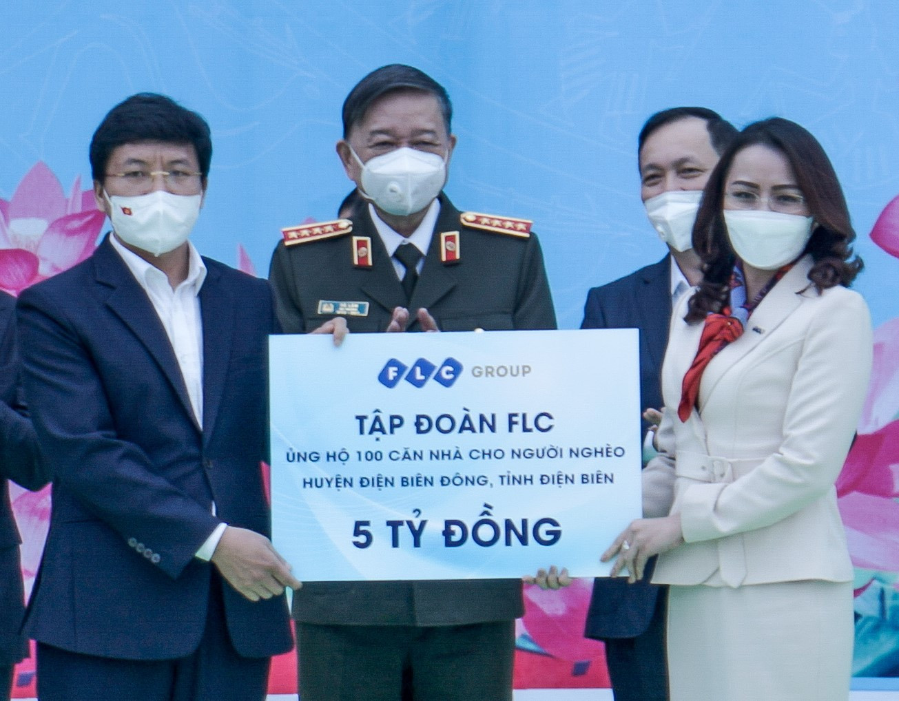Bà Hương Trần Kiều Dung - Phó Chủ tịch thường trực Tập đoàn FLC trao tặng 5 tỷ đồng cho tỉnh Điện Biên