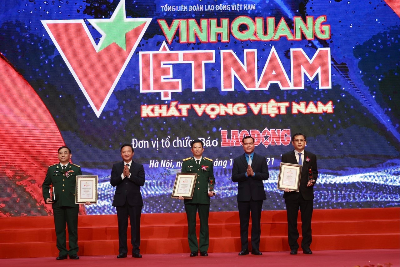 Lãnh đạo Tổng Liên đoàn Lao động Việt Nam vinh danh các tập thể và cá nhân tiêu biểu.