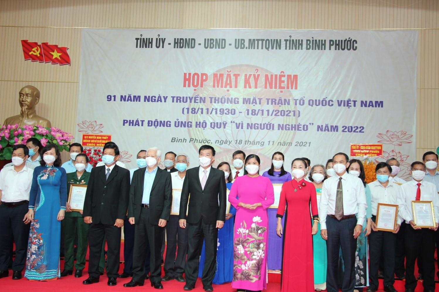 Đồng chí Nguyễn Minh Triết, nguyên Ủy viên bộ Chính trị, Nguyên Chủ tịch nước CHXHCNVN chụp hình lưu niệm với các lãnh đạo tỉnh và đại diện các doanh nghiệp, các mạnh thường quân ủng hộ Quỹ “vì người nghèo”