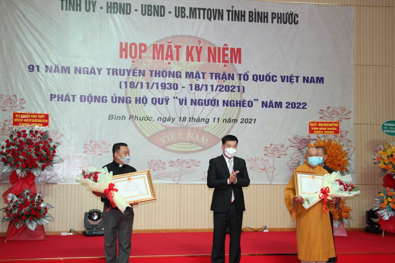 Bí thư Tỉnh uỷ Nguyễn Mạnh Cường trao huân chương lao động hạng ba của Chủ tịch nước cho 2 tổ chức tôn giáo của tỉnh Bình Phước.