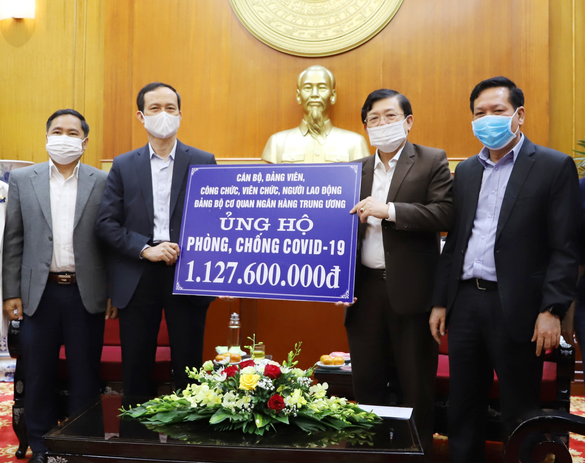 Phó Chủ tịch Nguyễn Hữu Dũng tiếp nhận ủng hộ từ Đảng bộ cơ quan Ngân hàng Trung ương.