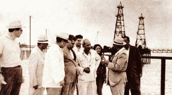 Bác Hồ thăm khu công nghiệp Dầu khí Bacu (Liên Xô cũ)