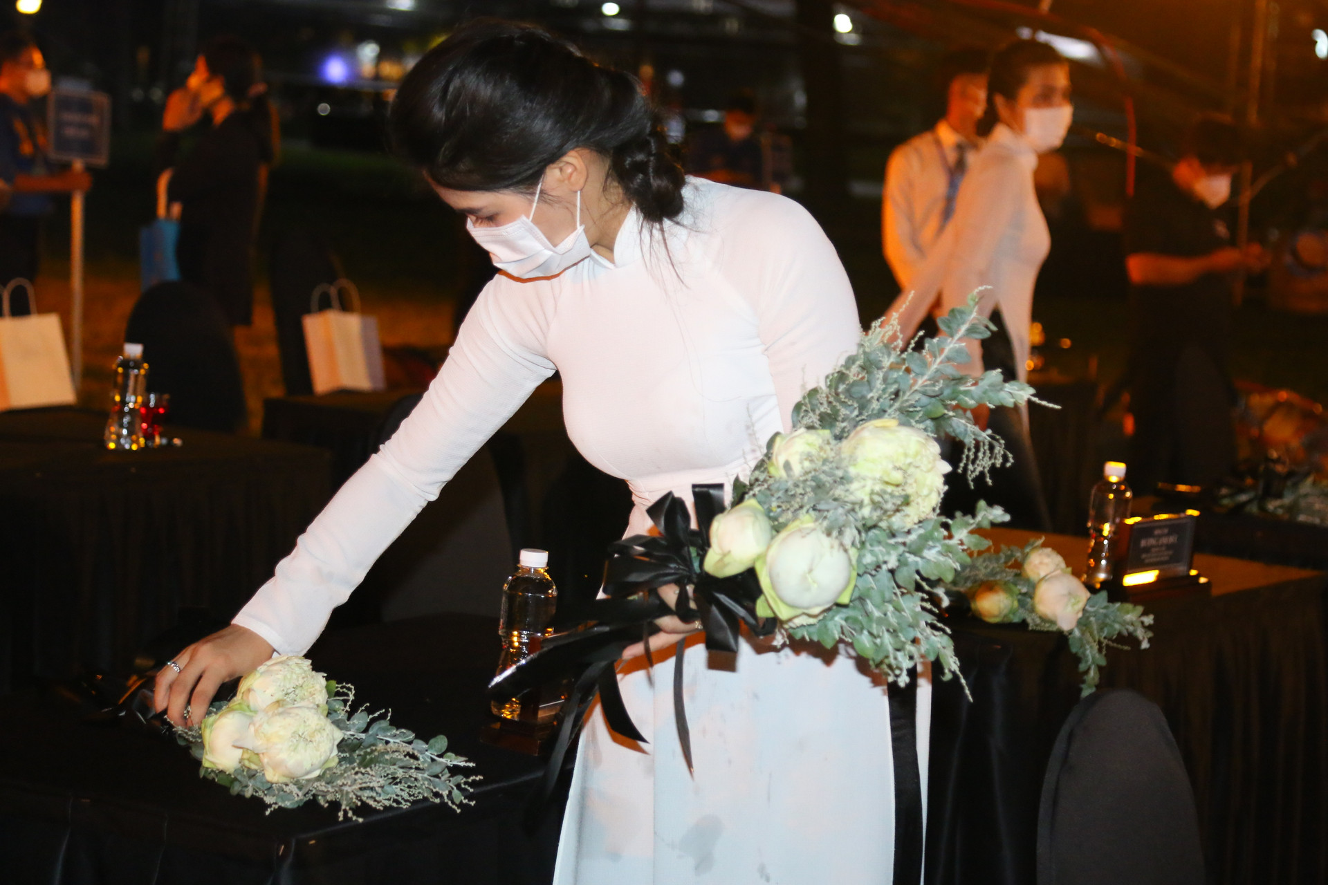 Những cành hoa trắng được đặt lên bàn các đại biểu nhằm phục cho nghi thức buổi lễ thêm trang trọng.