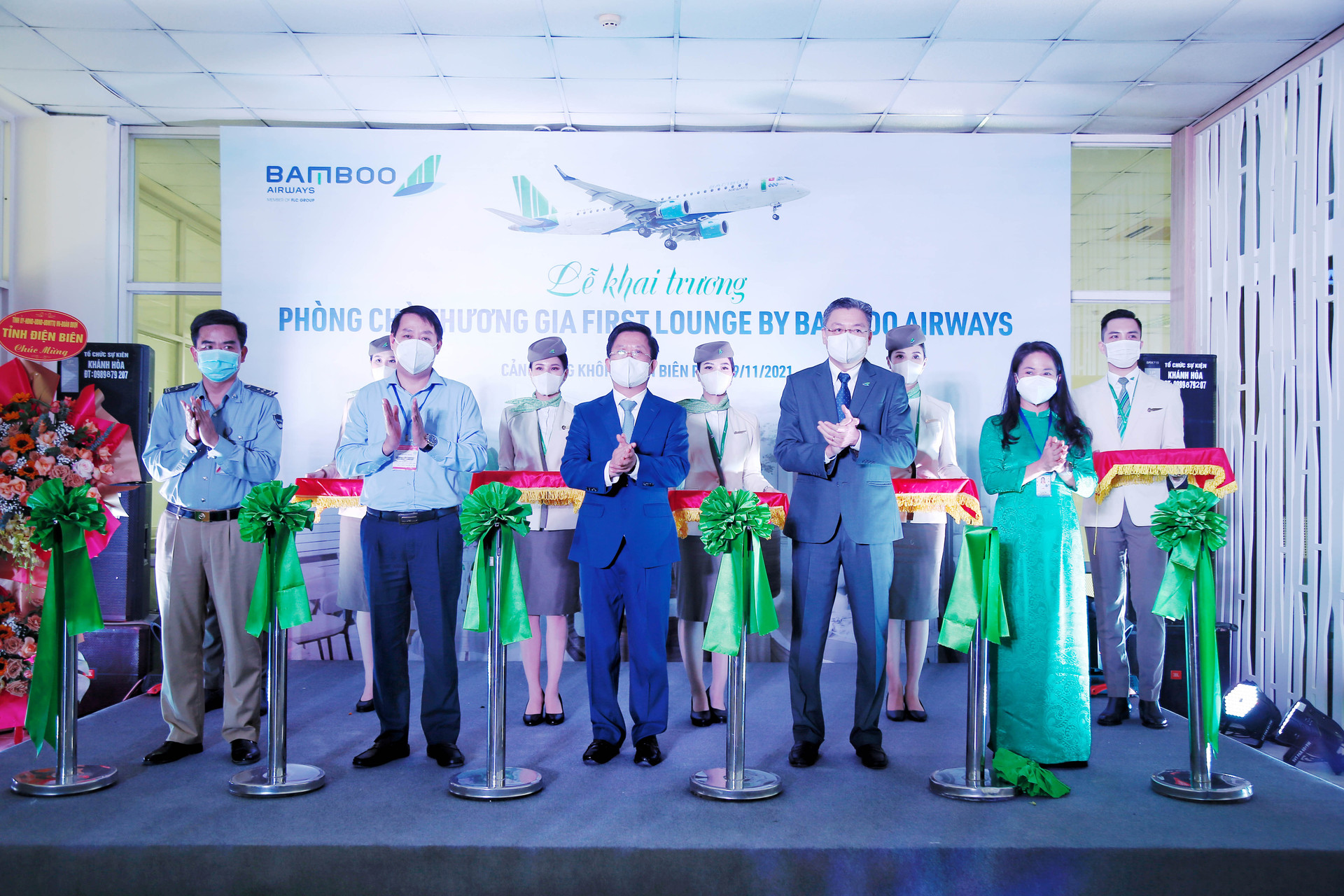 Đại diện lãnh đạo tỉnh Điện Biên, lãnh đạo Cảng hàng không Điện Biên Phủ và lãnh đạo Bamboo Airways cắt băng khai trương Phòng chờ Thương gia First Lounge by Bamboo Airways tại Điện Biên.