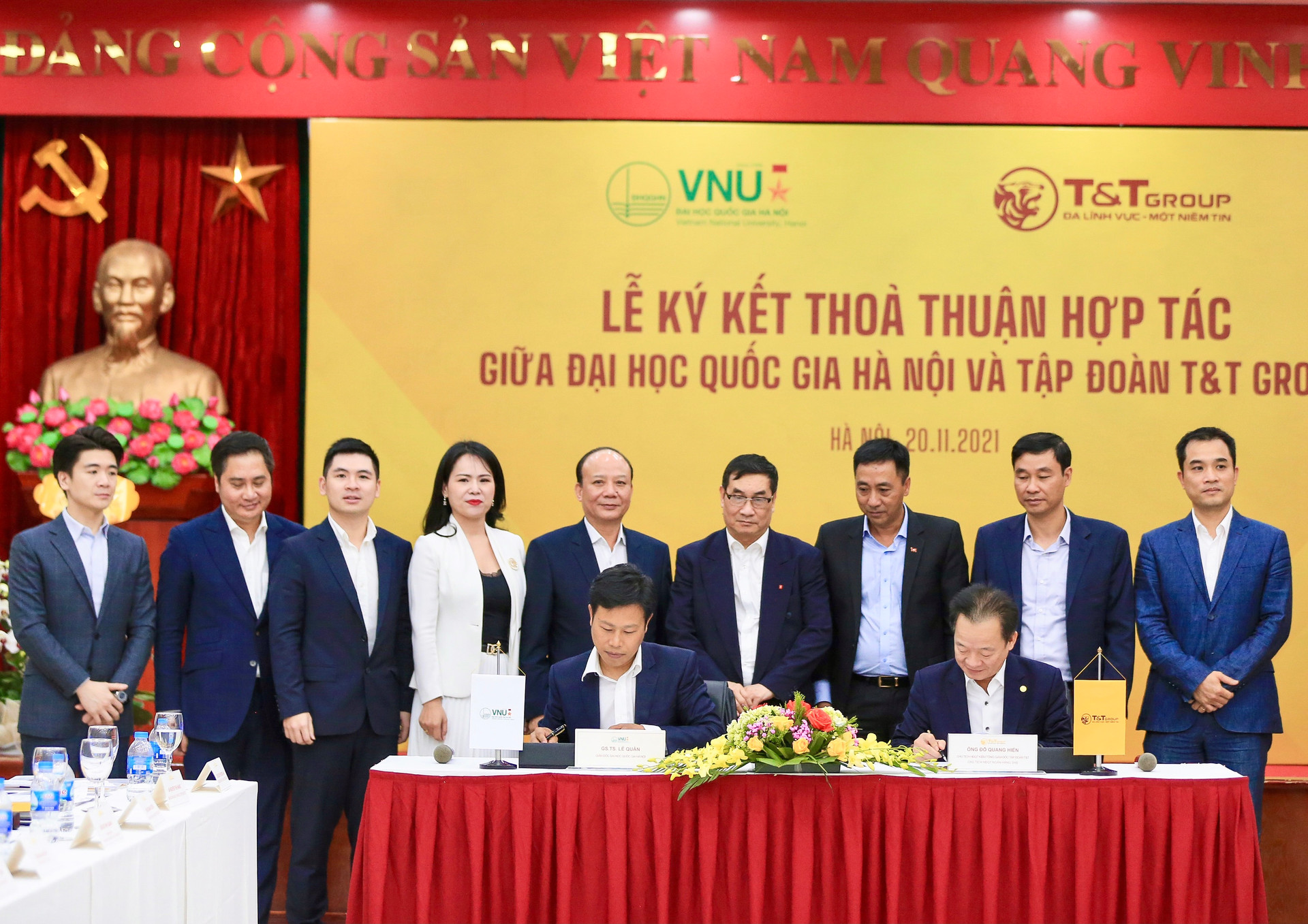 Chủ tịch HĐQT kiêm Tổng Giám đốc T&T Group Đỗ Quang Hiển và GS.TS Lê Quân, Giám đốc ĐHQHN ký kết Thỏa thuận hợp tác chiến lược