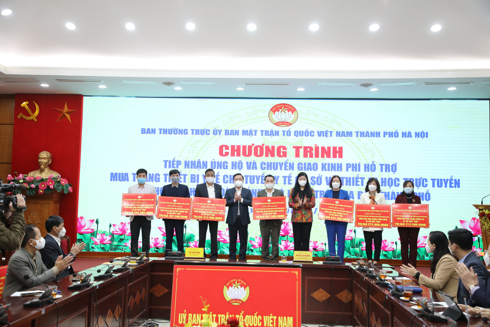 Bà Nguyễn Lan Hương chuyển giao kinh phí mua tủ bảo quản Vacine cho Ủy ban MTTQ các địa phương. 