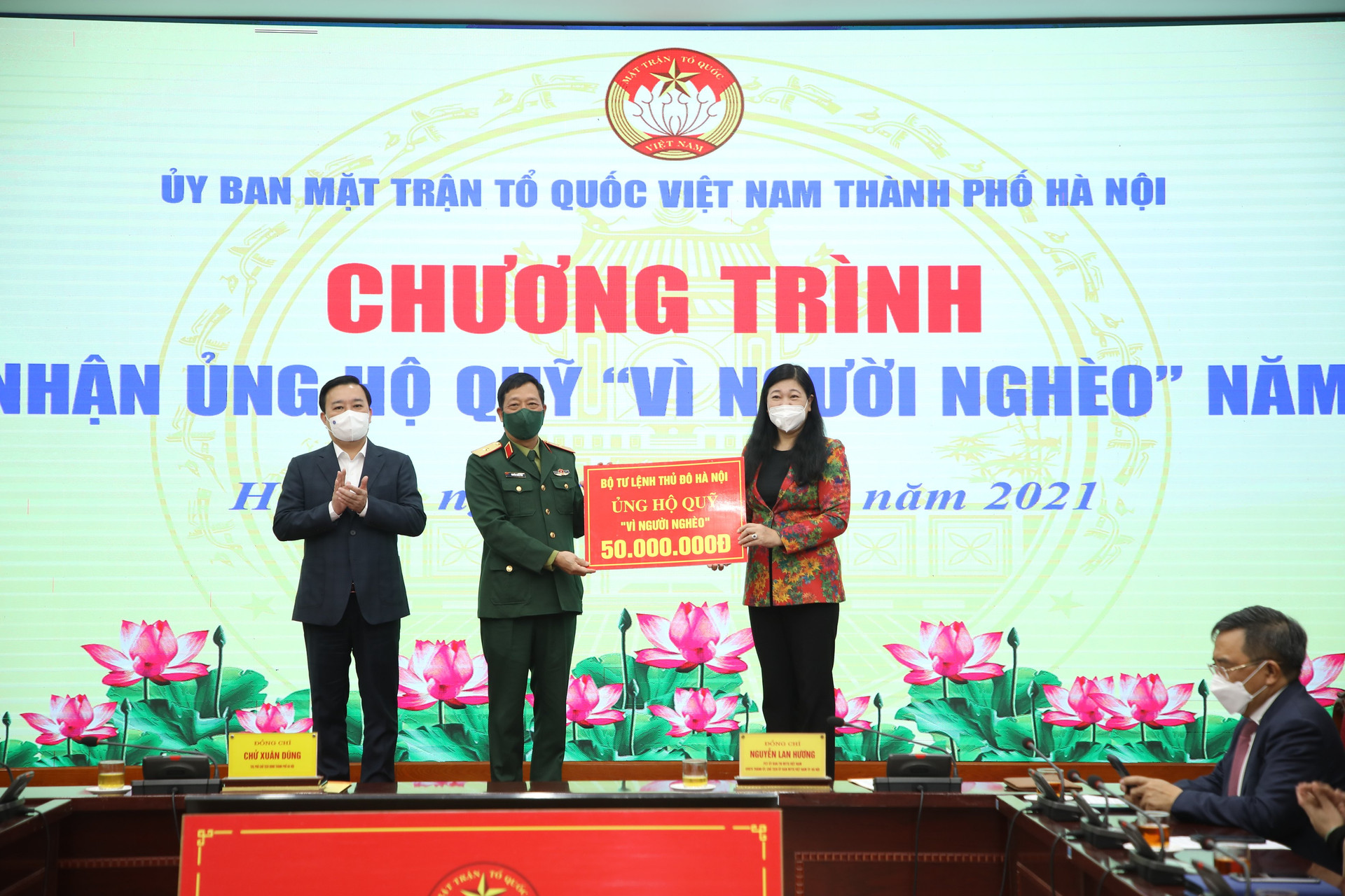Ủy ban MTTQ thành phố Hà Nội tiếp nhận ủng hộ phòng, chống dịch Covid-19 từ Bộ Tư lện Thủ đô. 