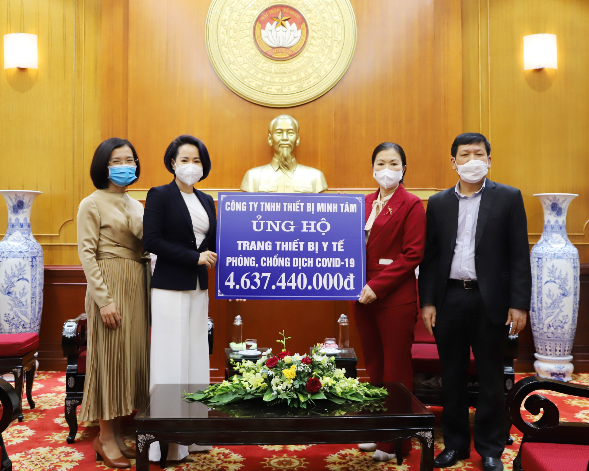 Phó Chủ tịch Trương Thị Ngọc Ánh tiếp nhận ủng hộ từ công ty TNHH Minh Tâm.