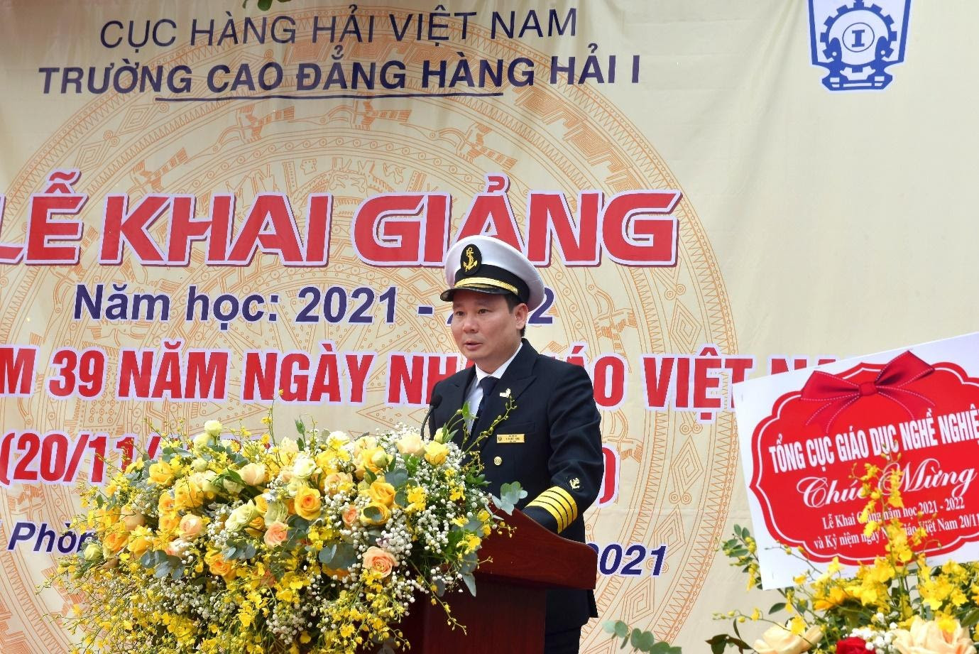 TS. Lưu Việt Hùng – Bí thư đảng ủy, Hiệu trưởng nhà trường phát biểu khai mạc và phát động phong trào thi đua trong năm học 2021-2022