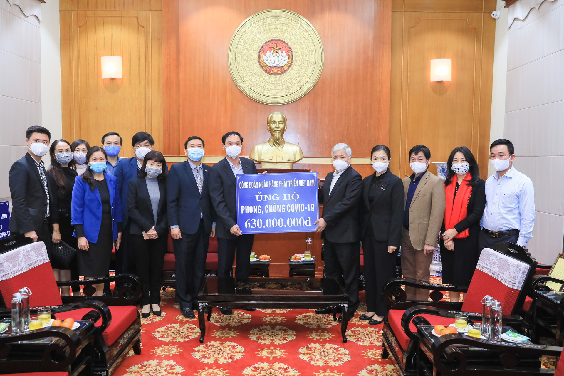 Chủ tịch Đỗ Văn Chiến tiếp nhận ủng hộ từ Công đoàn Ngân hàng phát triển Việt Nam.