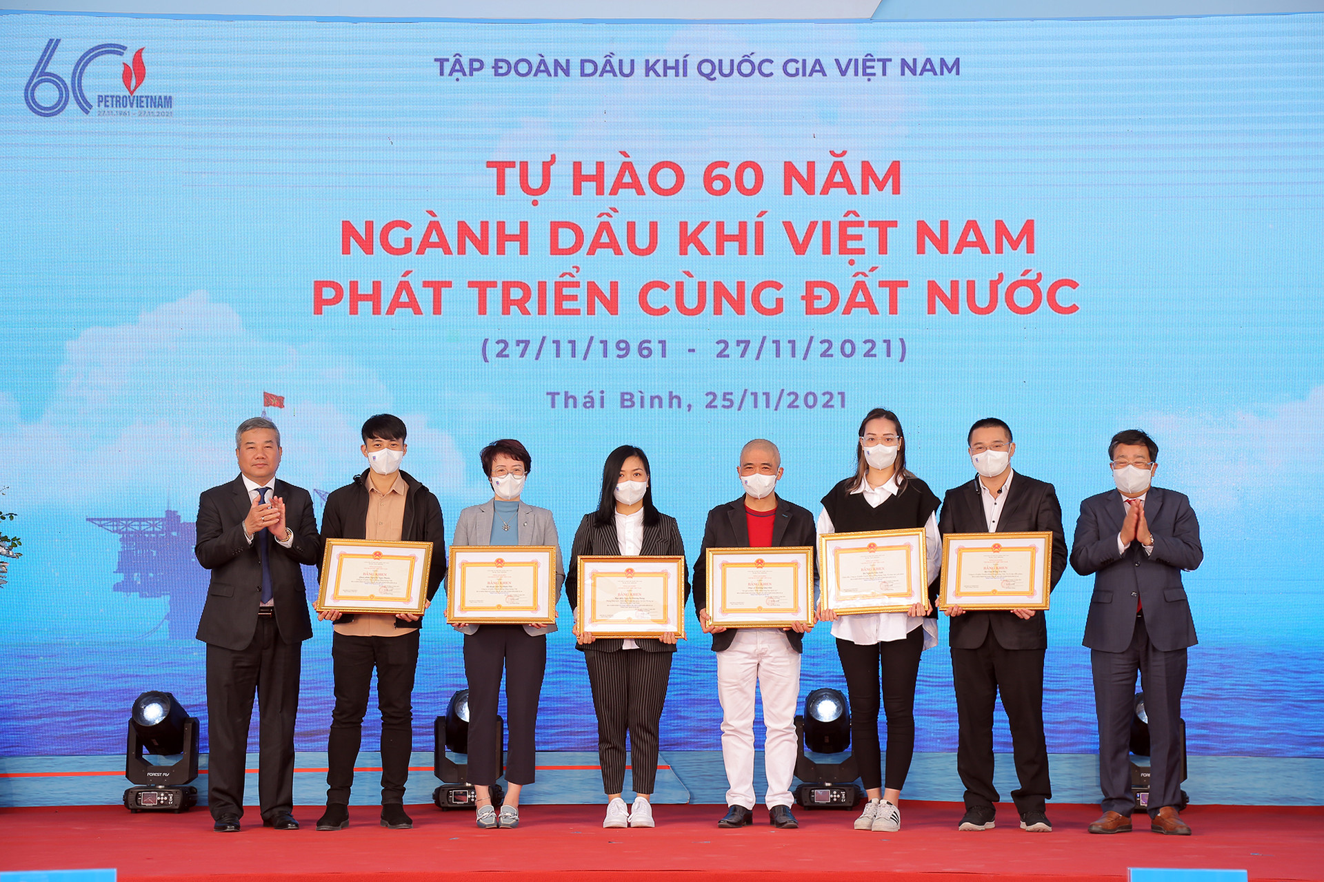 Tôn vinh những đóng góp của các cá nhân cho ngành Dầu khí Việt Nam