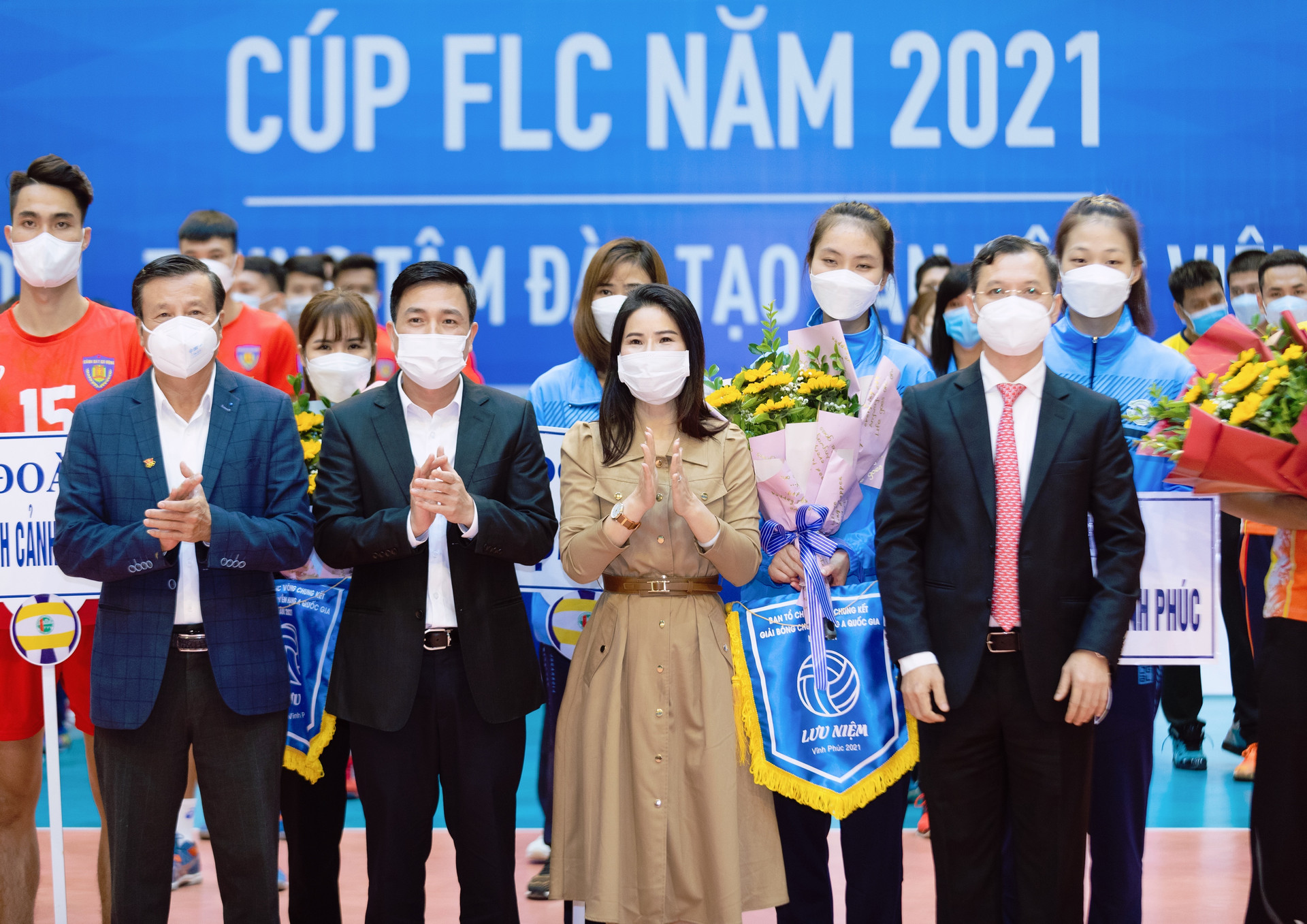 (Từ trái qua phải) Ông Lê Văn Thành, ông Vũ Việt Văn, bà Đặng Thị Lưu Vân và ông Bùi Hồng Đô tặng hoa và cờ lưu niệm cho các đội tham dự giải