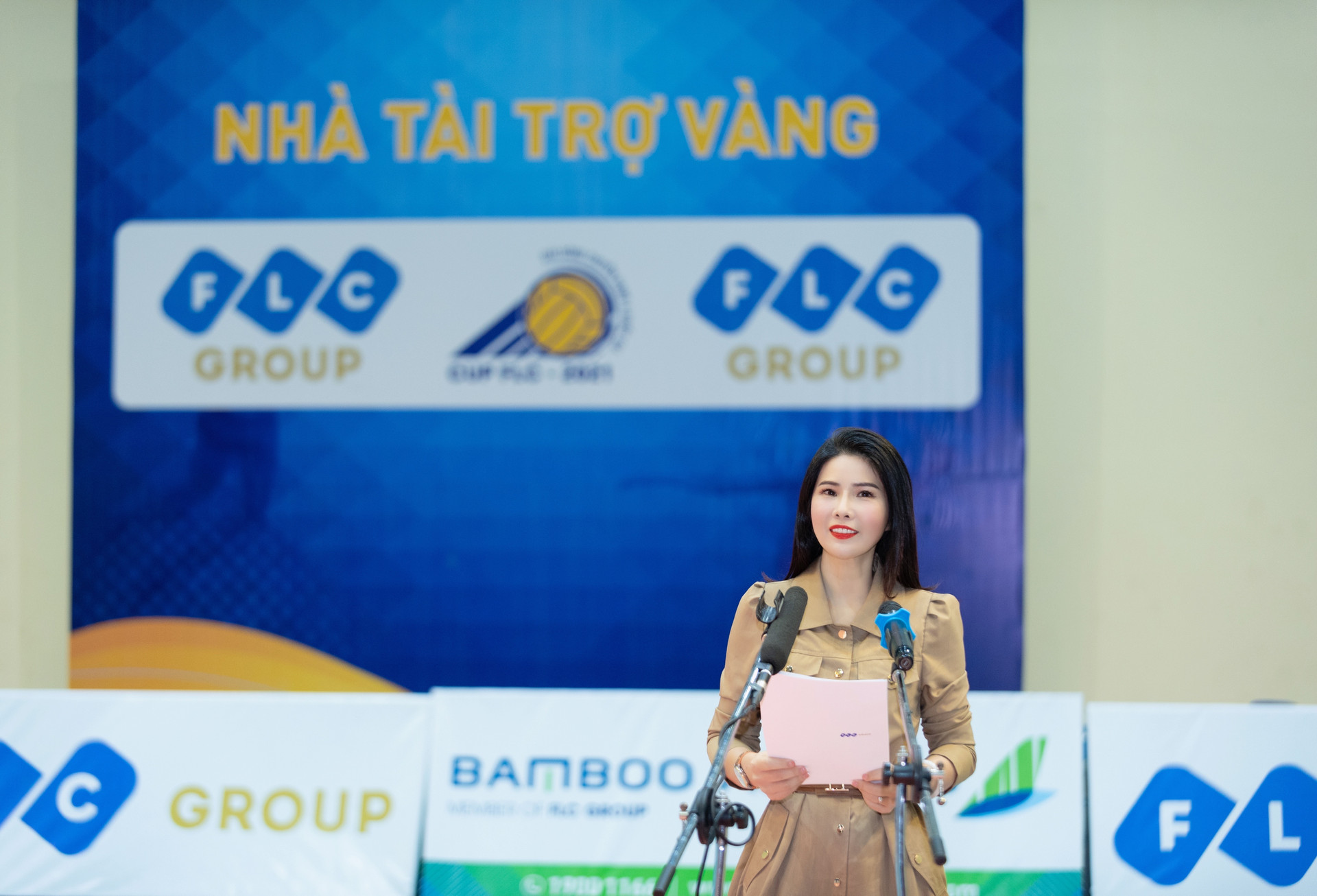 Bà Đặng Thị Lưu Vân – Phó Tổng Giám đốc Tập đoàn FLC – nhà Tài trợ Vàng của Giải bóng chuyền hạng A Quốc gia cúp FLC 2021