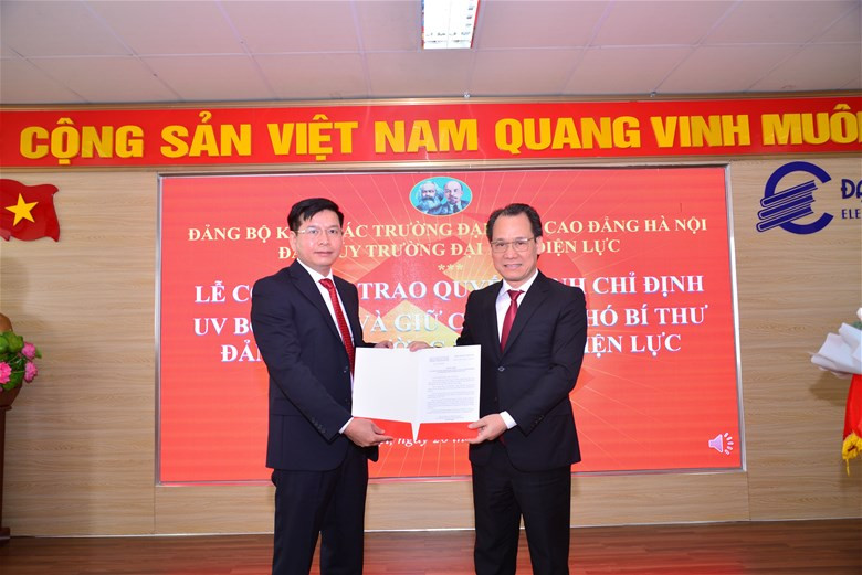 Ông Nguyễn Thanh Sơn trao Quyết định chỉ định chức danh Phó Bí thư Đảng ủy Trường Đại học Điện lực cho PGS.TS Đinh Văn Châu.