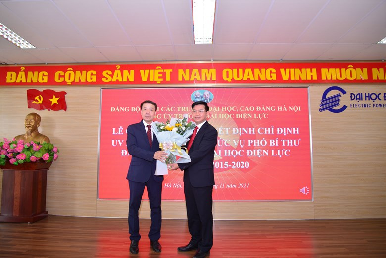 Ông Lý Quốc Hùng tặng hoa chúc mừng PGS.TS Đinh Văn Châu.