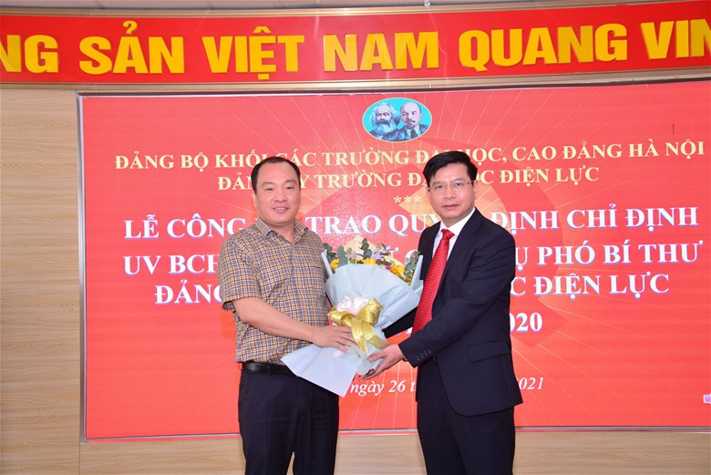 TS. Trịnh Văn Toàn - Chủ tịch Công đoàn trường tặng hoa chúc mừng Tân Phó Bí thư Đảng ủy Trường Đại học Điện lực.