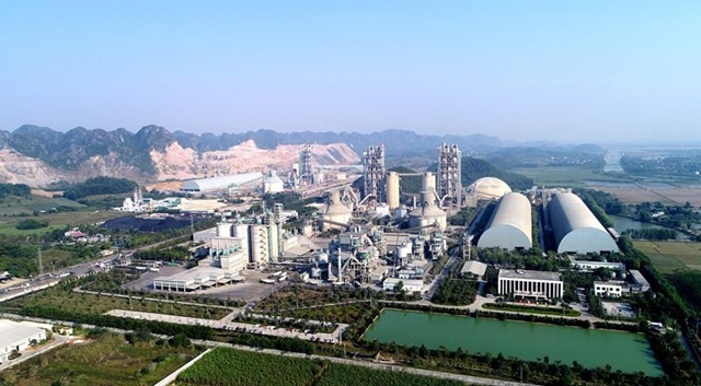 Nhà máy xi măng Long Sơn (thuộc Khu công nghiệp Bỉm Sơn) hiện đã triển khai xây dựng xong dây chuyền 3 với công suất thiết kế sản xuất đạt 10,5 triệu tấn/năm.