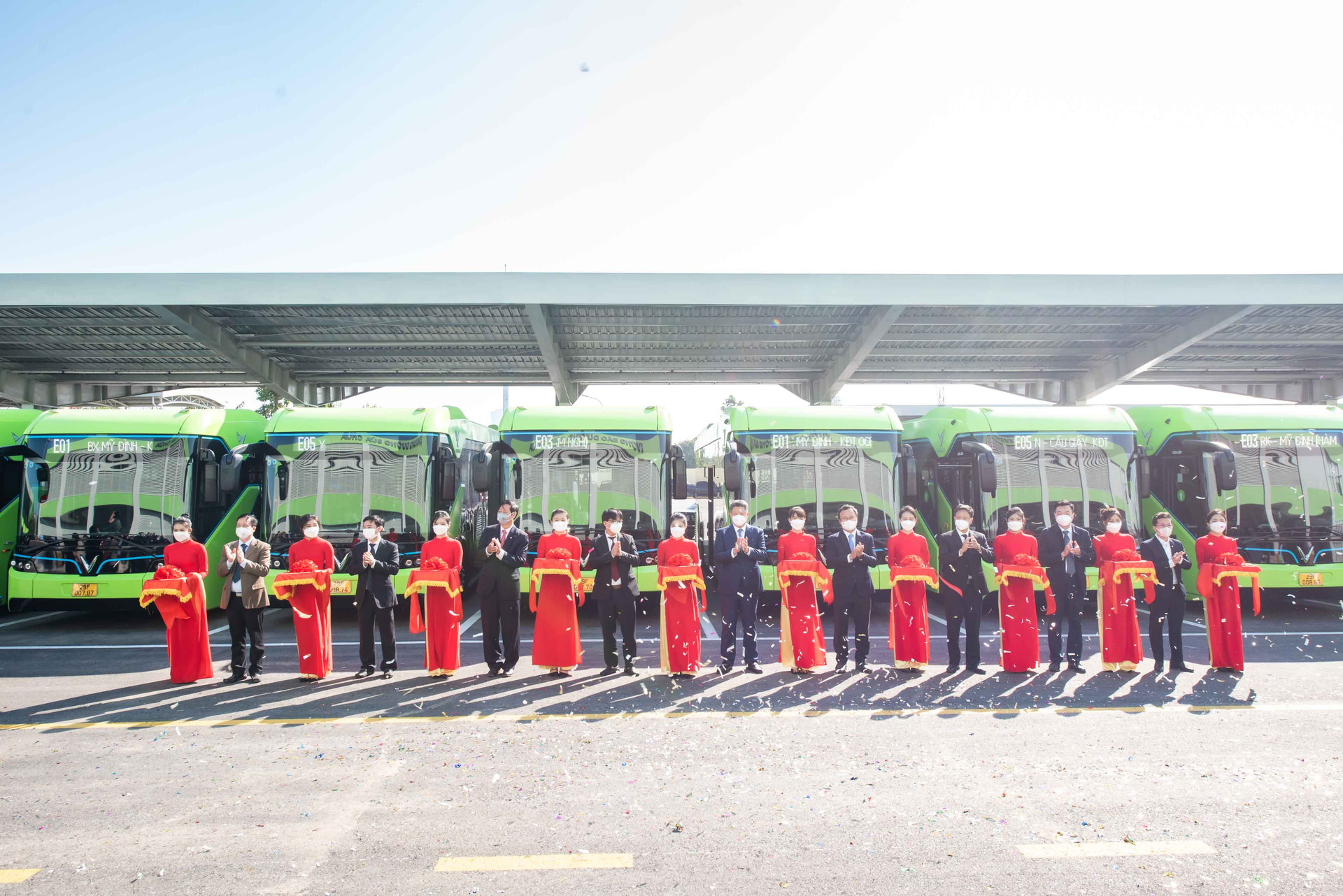 Lãnh đạo UBND Thành phố Hà Nội, Sở Giao thông vận tải, Đại diện Tập đoàn Vingroup cắt băng khai trương tuyến xe buýt điện đầu tiên tại Việt Nam.