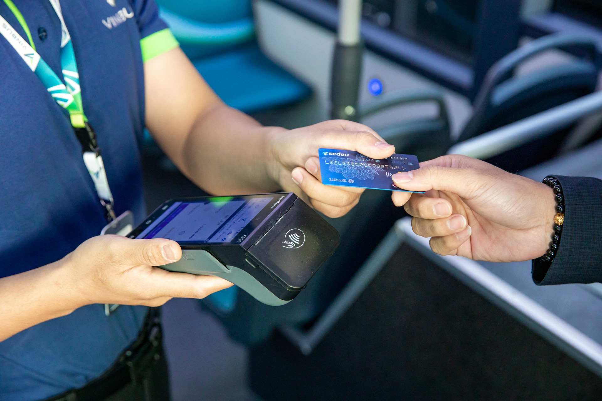 Người dân lần đầu tiên được trải nghiệm hình thức thẻ, vé điện tử trên xe VinBus.