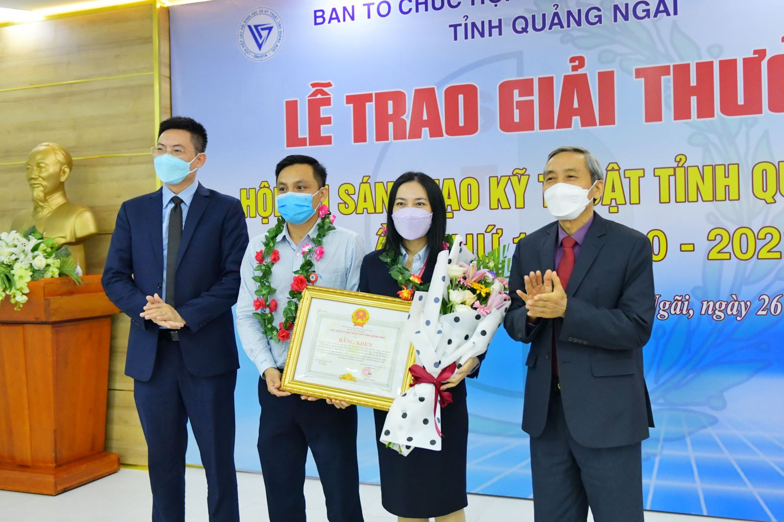 Ban tổ chức trao giải Ba cho đại diện nhóm tác giả đạt giải.