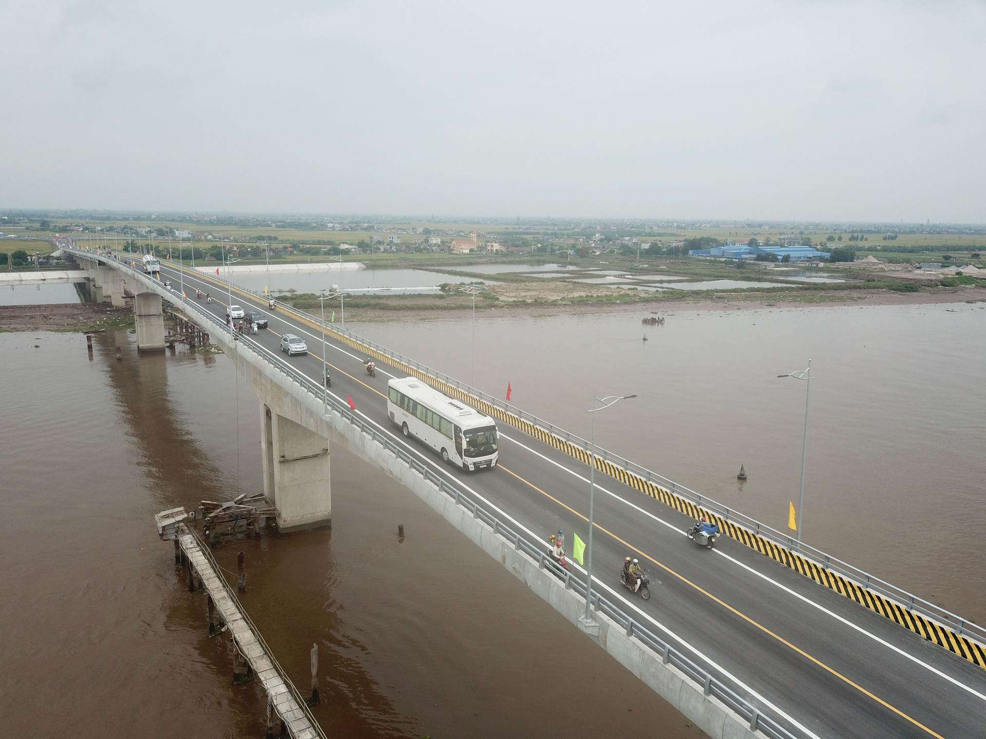 Cầu Thịnh Long, bắc qua sông Ninh Cơ, nằm trên tuyến đường bộ ven biển qua địa bàn tỉnh Nam Định.