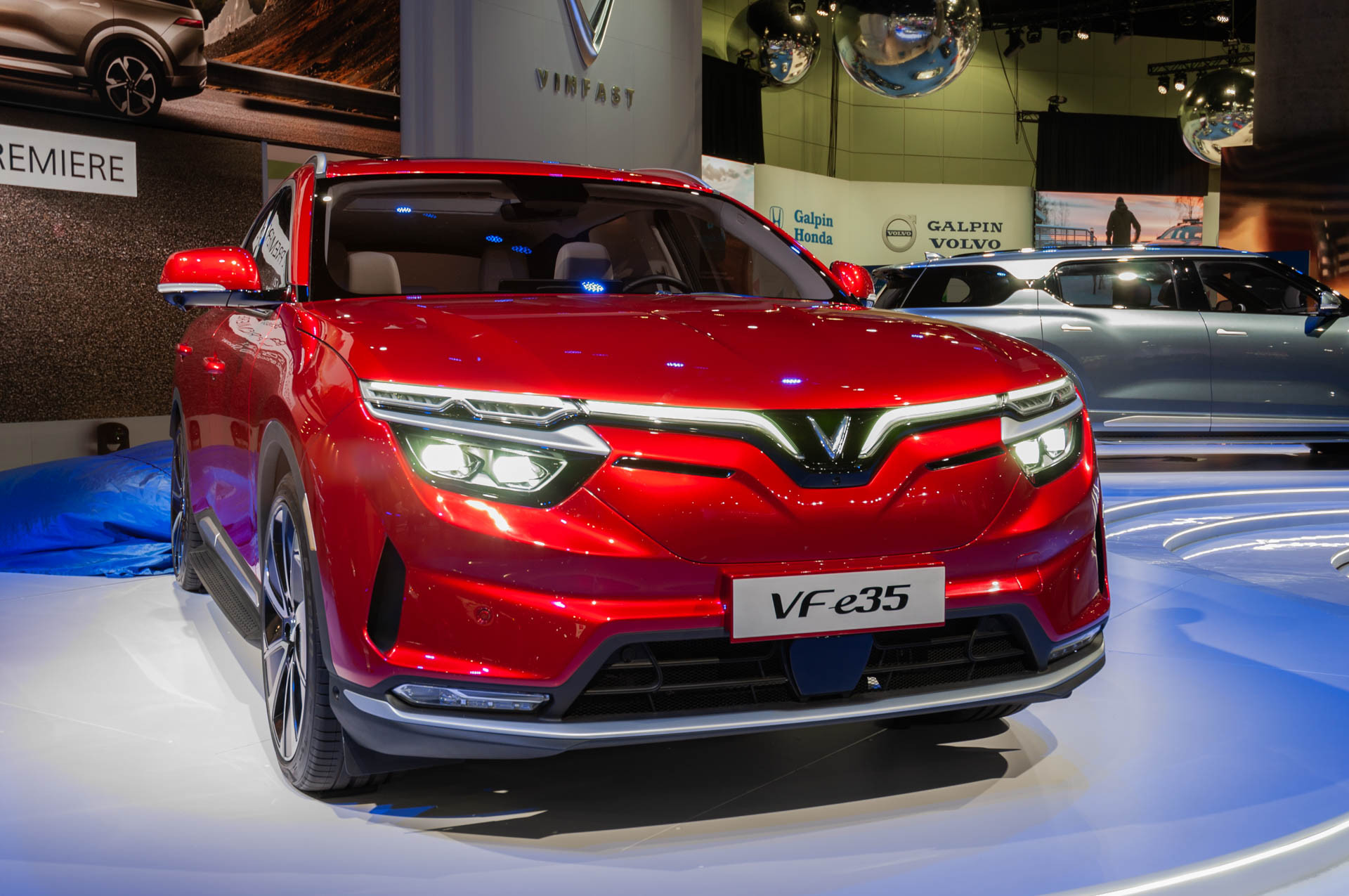mẫu xe điện VinFast trình diễn tại Los Angeles Auto Show 2021.
