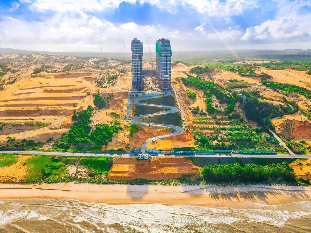 Dự án Apec Mandala Wyndham Mũi Né tọa lạc trên cung đường biển đẹp nhất Bình Thuận hiện đang tích cực hoàn thiện, dự kiến sẽ đi vào hoạt động quý 3/2022.