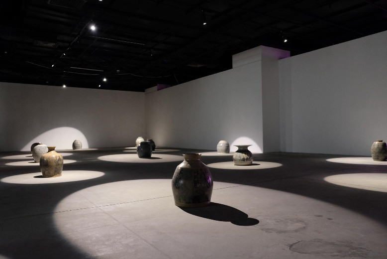 Các tác phẩm đặc sắc tại triển lãm sắp đặt gốm đương đại “Loong Koong”.