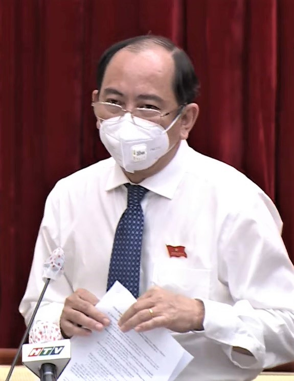 Giám đốc Sở Y tế TP HCM Tăng Chí Thượng trả lời chất vấn (Ảnh: Hồng Phúc).