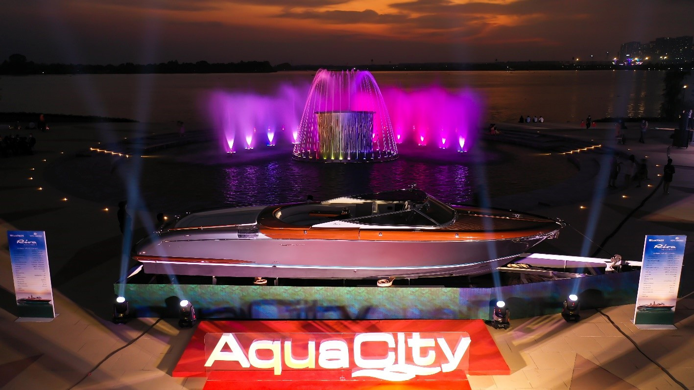 Biểu tượng nghệ thuật du thuyền nước Ý - Riva Aquariva Super cập bến Aqua Marina, đô thị sinh thái Aqua City.