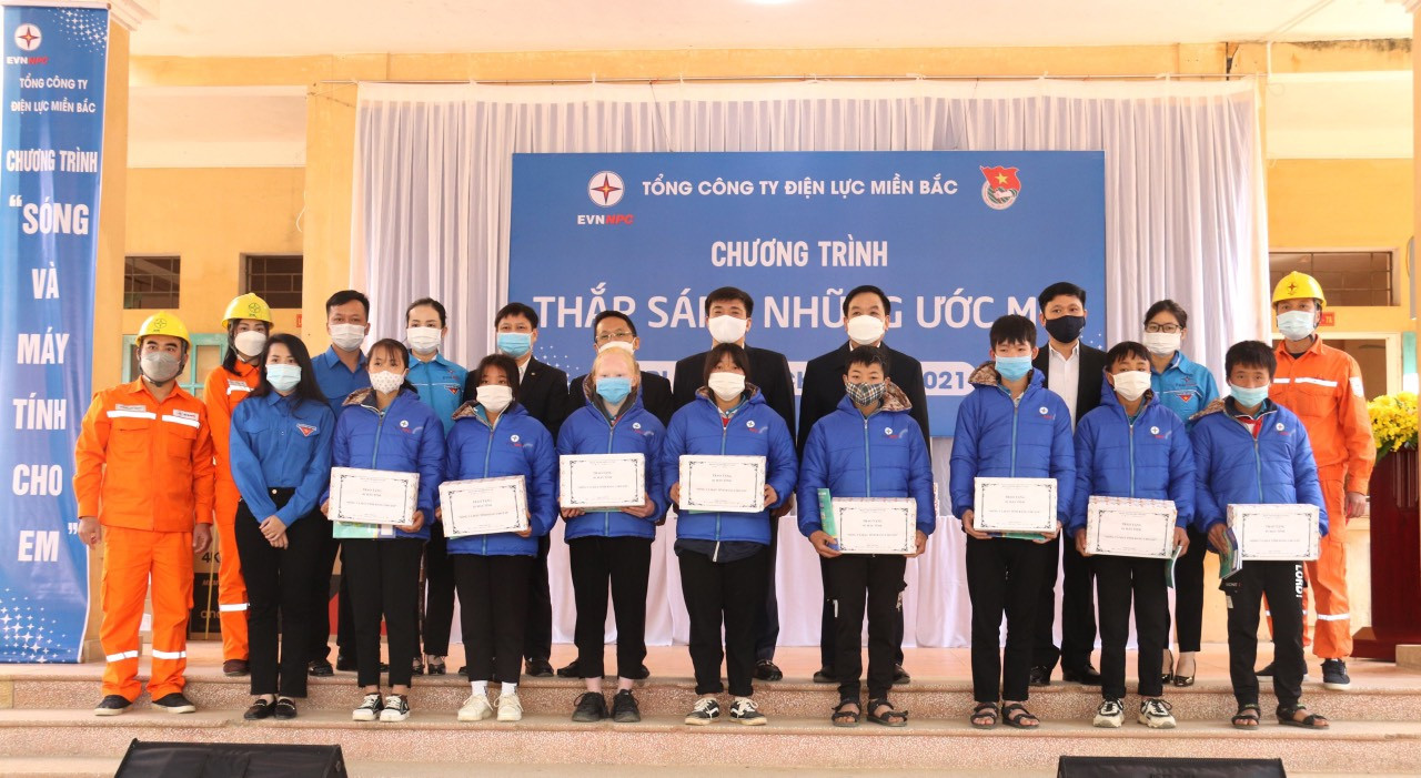 Đại diện EVNNPC và huyện Yên Sơn trao tặng máy tính bảng cho các em học sinh Trường Phổ thông dân tộc bán trú THCS Hùng Lợi.