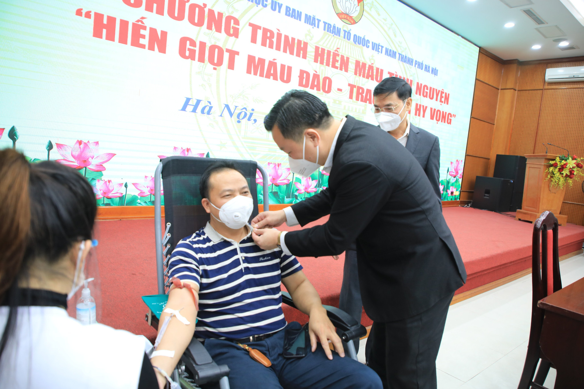 Phó Chủ tịch Ủy ban MTTQ thành phố Nguyễn Sỹ Trường quan tâm, thăm hỏi người tham gia hiến máu.