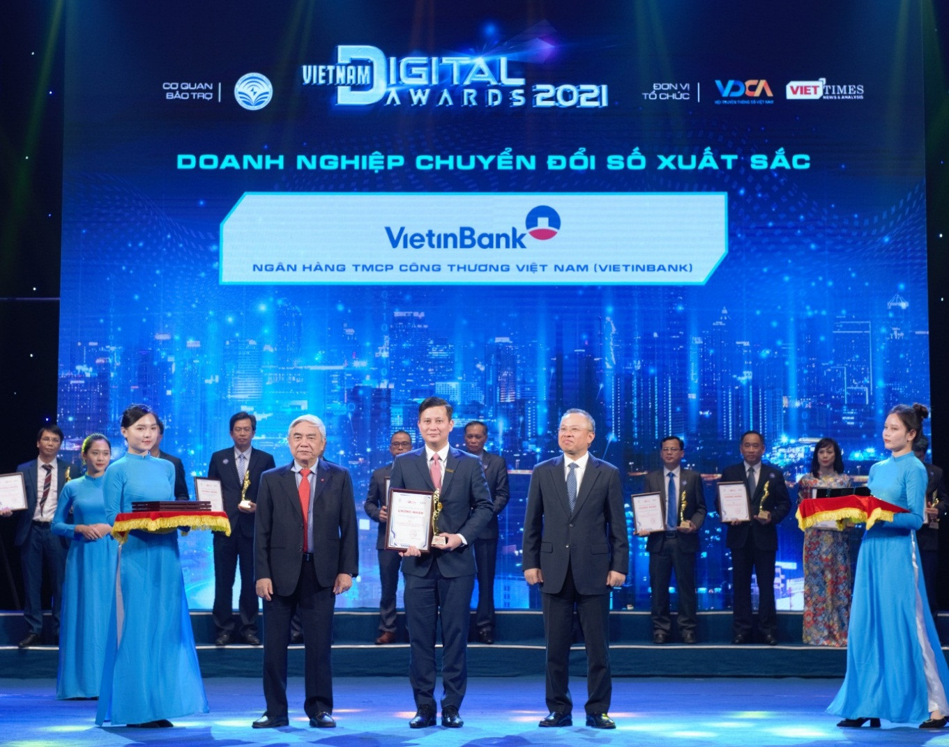 Ông Trần Công Quỳnh Lân - Phó Tổng Giám đốc kiêm Giám đốc Chuyển đổi số đại diện VietinBank nhận giải thưởng Doanh nghiệp chuyển đổi số xuất sắc Việt Nam năm 2021.
