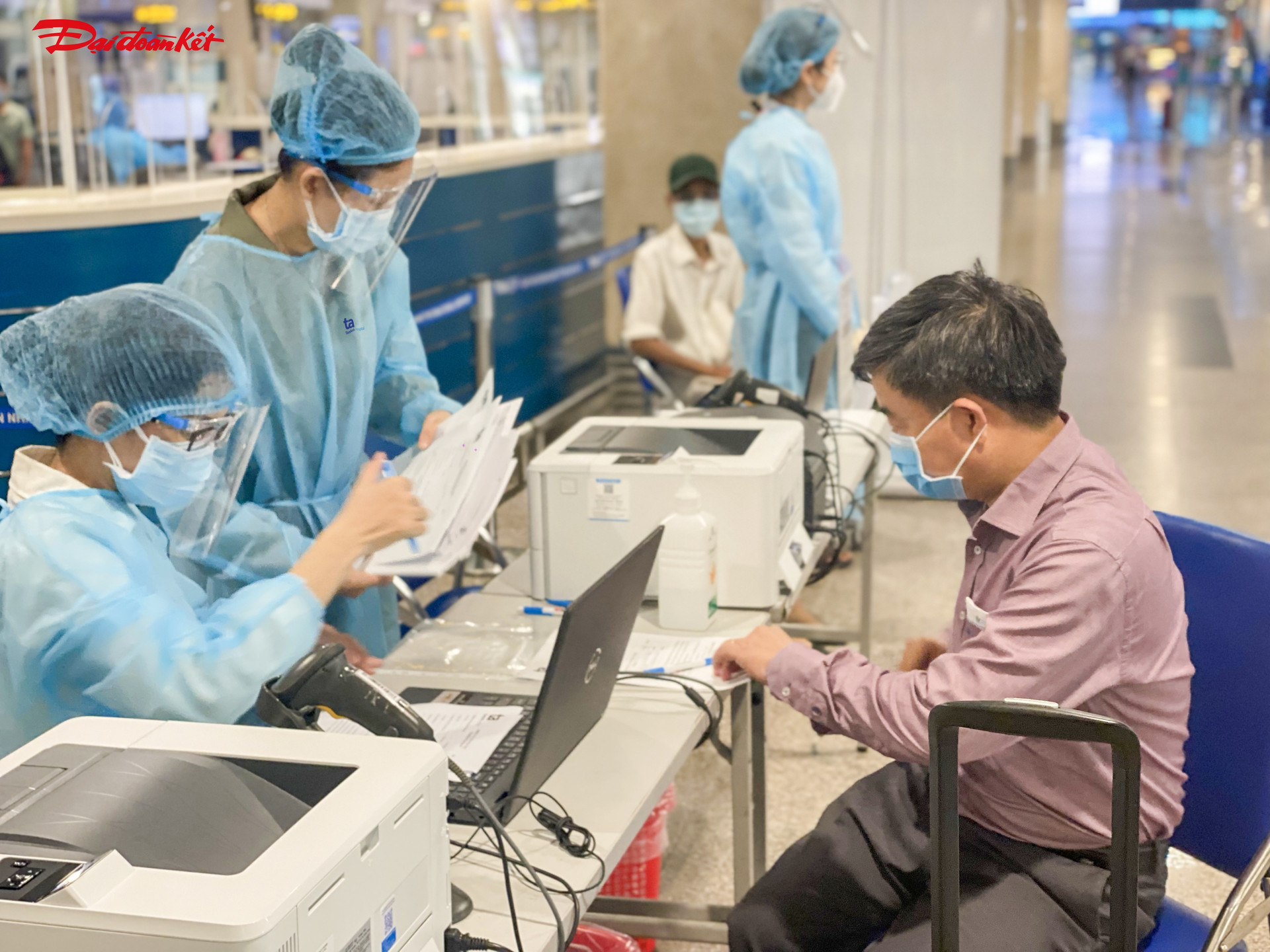 Hành khách khai báo y tế tại sân bay quốc tế Tân Sơn Nhất, TP HCM.