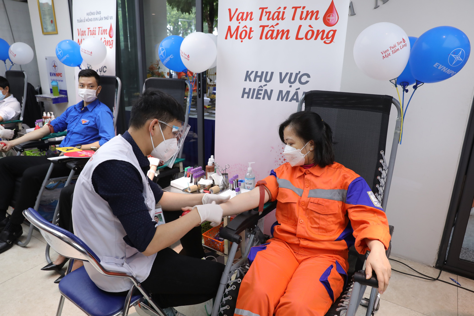 CBCNV và Đoàn viên thanh niên EVNNPC  tham gia hiến máu Tuần lễ hồng EVN lần thứ VII.