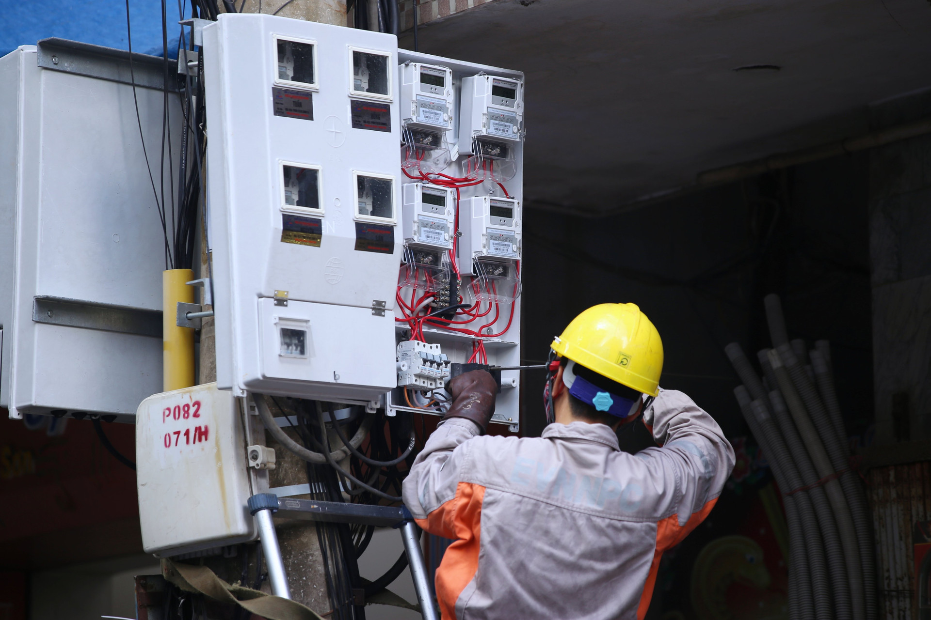 Công nhân PC Hải Dương đang tiến hành lắp đặt công tơ điện tử.