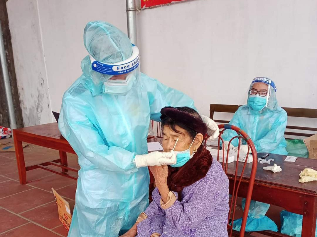 Cán bộ Y tế huyện Hậu Lộc lấy mẫu test nhanh cho người dân 5 xã ven bioeern